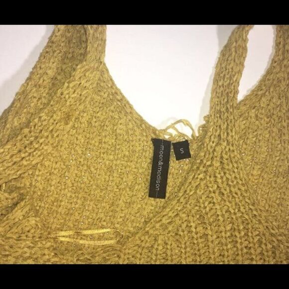 Moon & Madison Crochet Crop tank - Picture 3 of 3